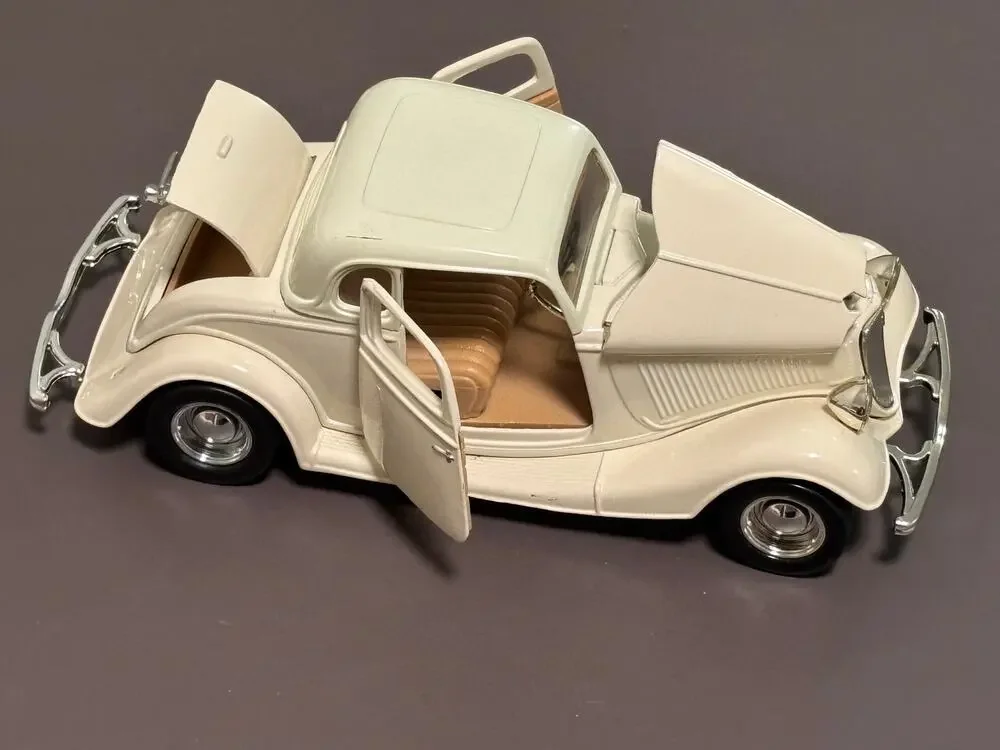 1934 Ford Coupe Red 1:24 White Diecast Model Model Car No. 68017 Motormax